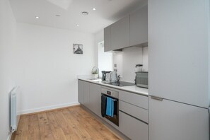 Fridge, microwave, oven, stovetop - 2BED RIVER THAMES APT WITH PARKING, WIFI -Mins to O2 Arena, Excel & City Airport (Greater London)