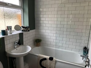 Hus | Badrum | Badkar/dusch, djupt badkar, hårtork och handdukar
