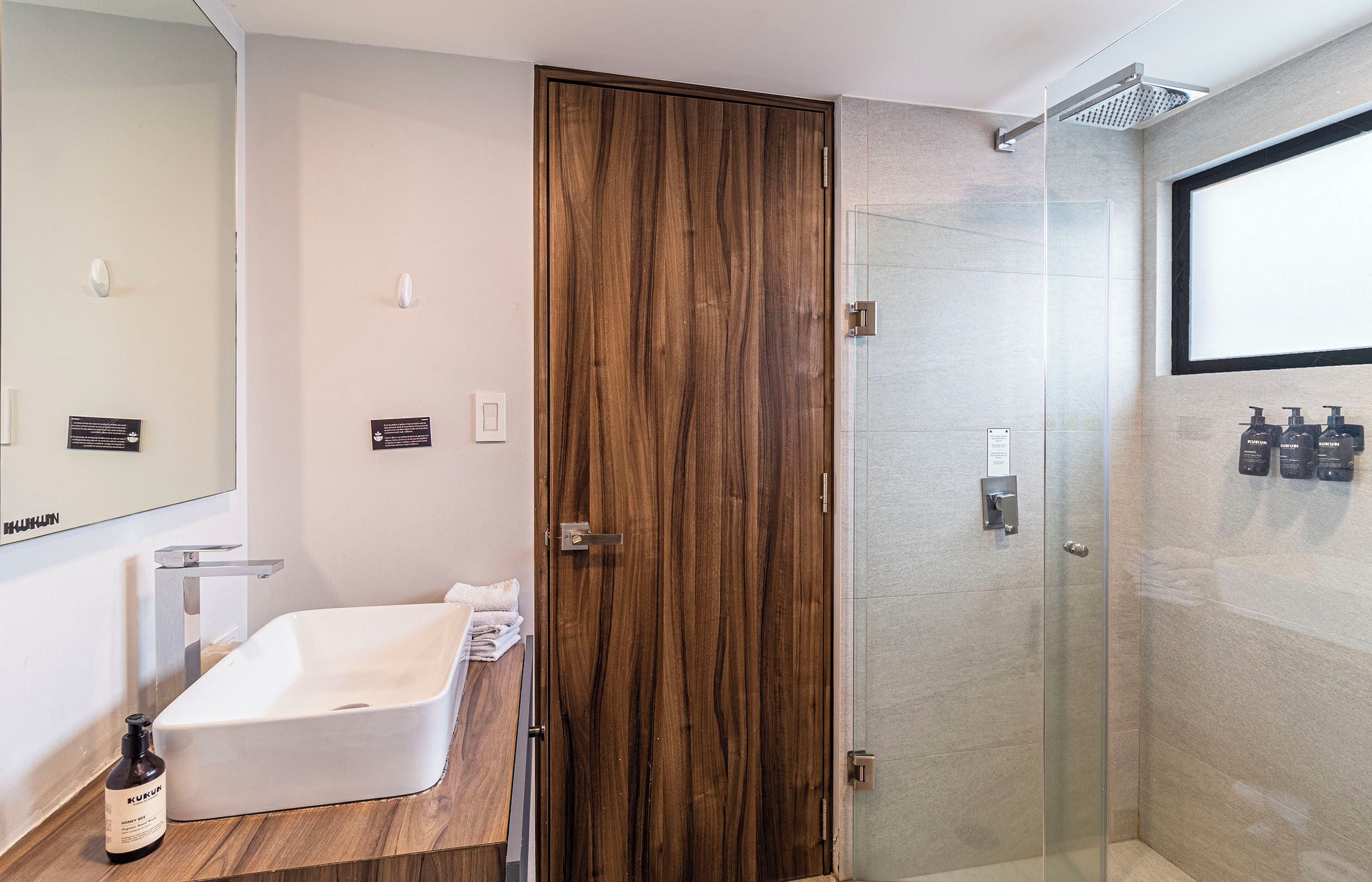 Penthouse panorámico | Baño | Regadera, regadera tipo lluvia, amenidades de baño de diseñador 