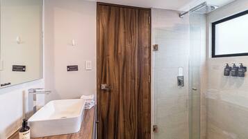 Penthouse panorámico | Baño | Regadera, regadera tipo lluvia, amenidades de baño de diseñador