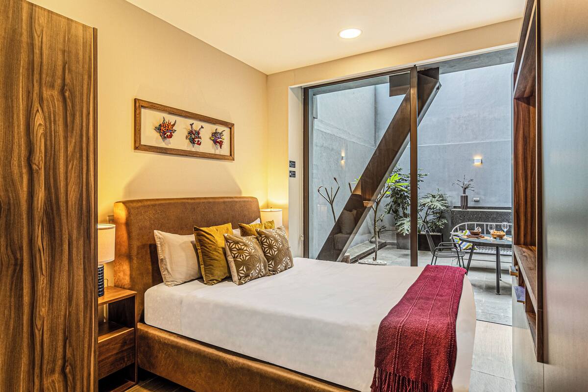 Loft Superior | Seprai premium, brankas, meja kerja, dan ruang kerja ramah laptop