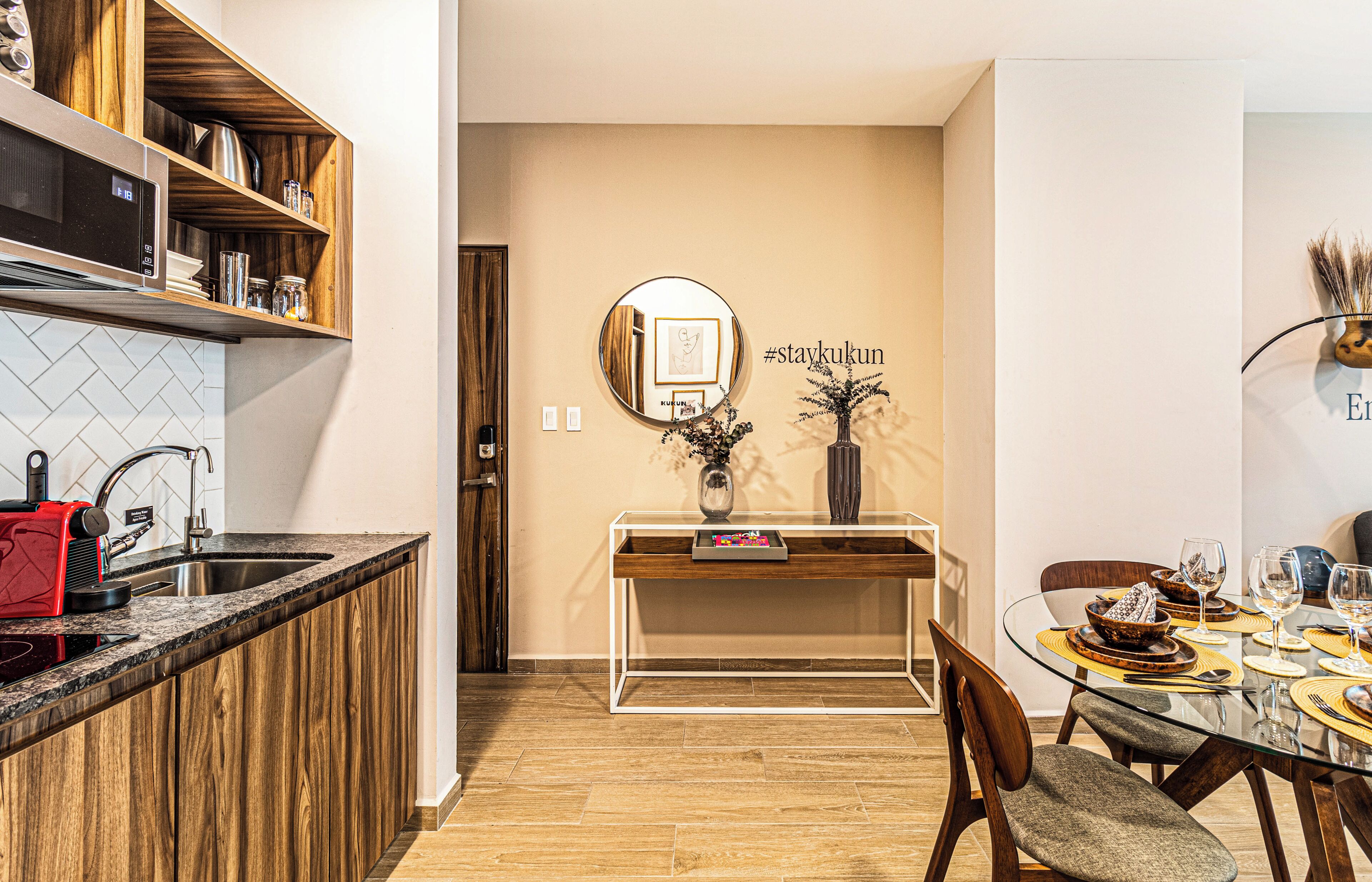 Departamento superior | Cocina privada | Cafetera y tetera, refrigerador con congelador y microondas 