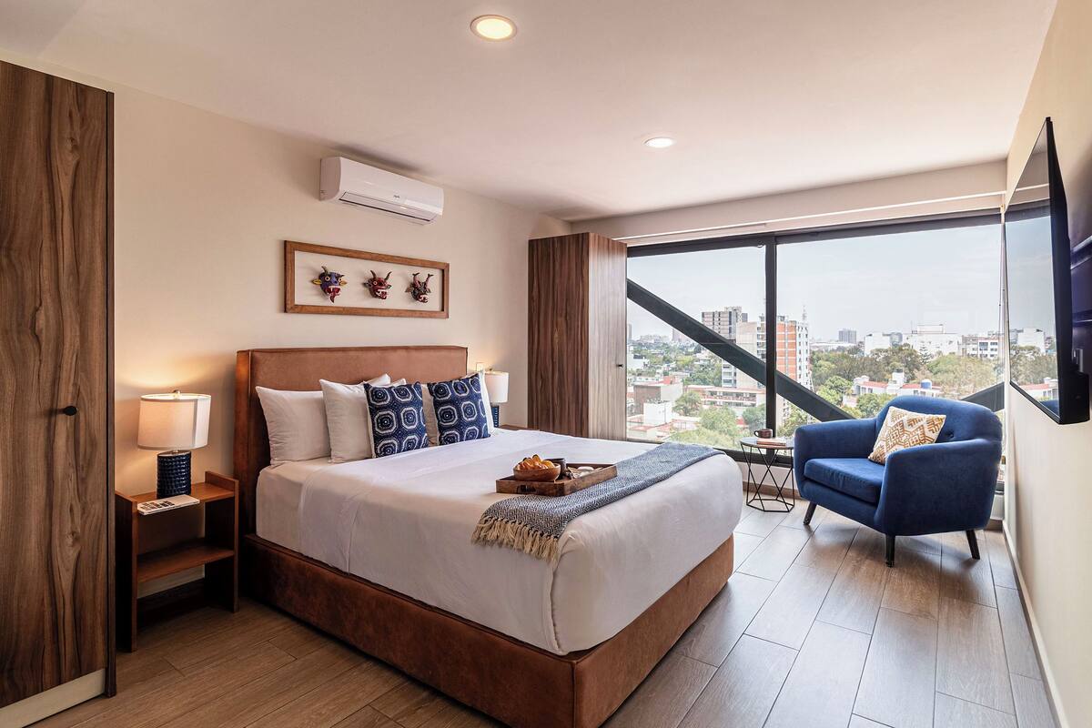 Penthouse Panorama | Seprai premium, brankas, meja kerja, dan ruang kerja ramah laptop