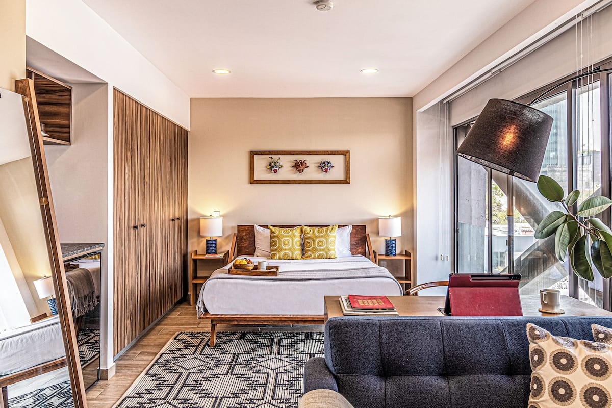 Loft Khas | Seprai premium, brankas, meja kerja, dan ruang kerja ramah laptop