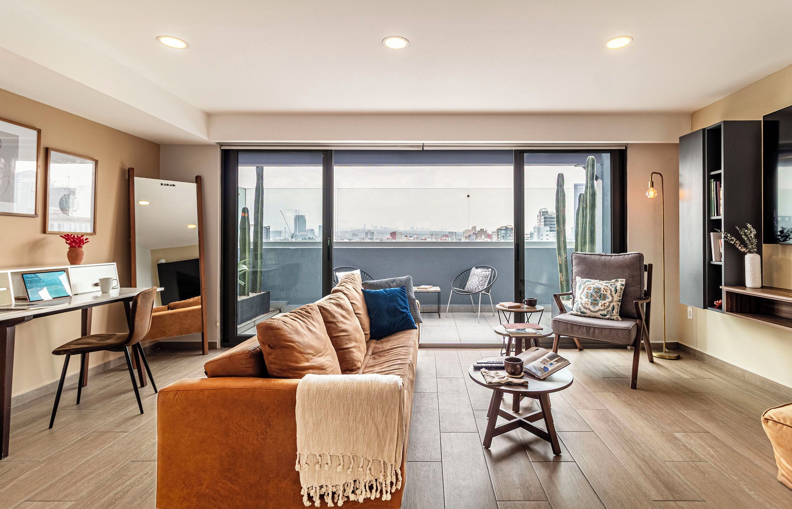 Penthouse panorámico | Área de sala de estar | Smart TV de 50 cm con canales digitales y Netflix 