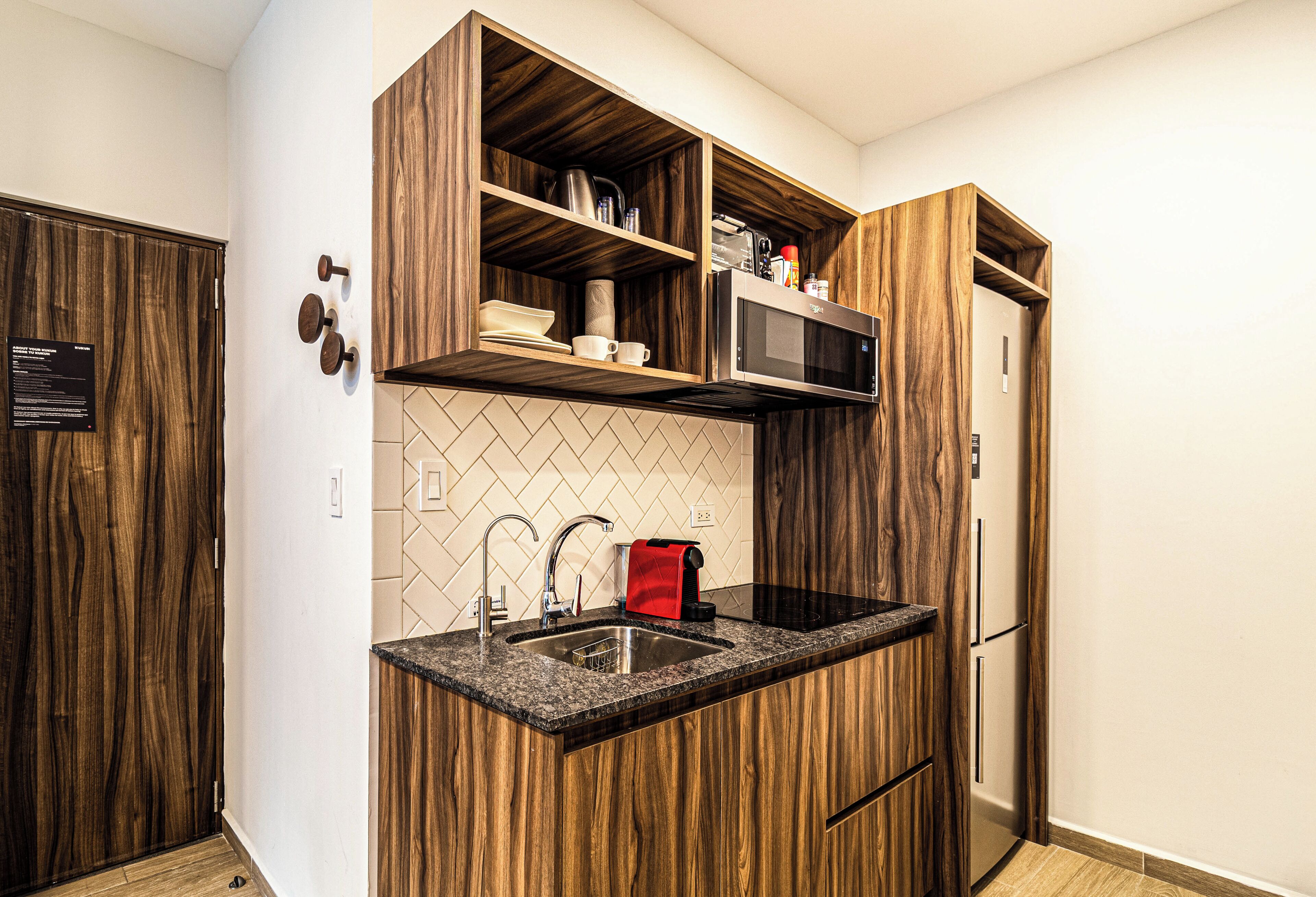 Loft superior | Cocina privada | Refrigerador con congelador, microondas y parrilla de estufa 