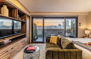 One bedroom penthouse with balcony and city view | Living area