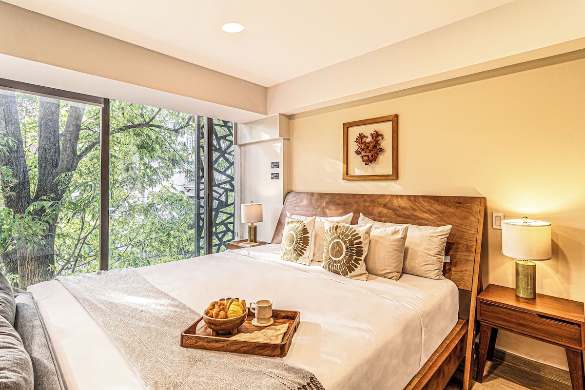 Apartemen Elite | Seprai premium, brankas, meja kerja, dan ruang kerja ramah laptop