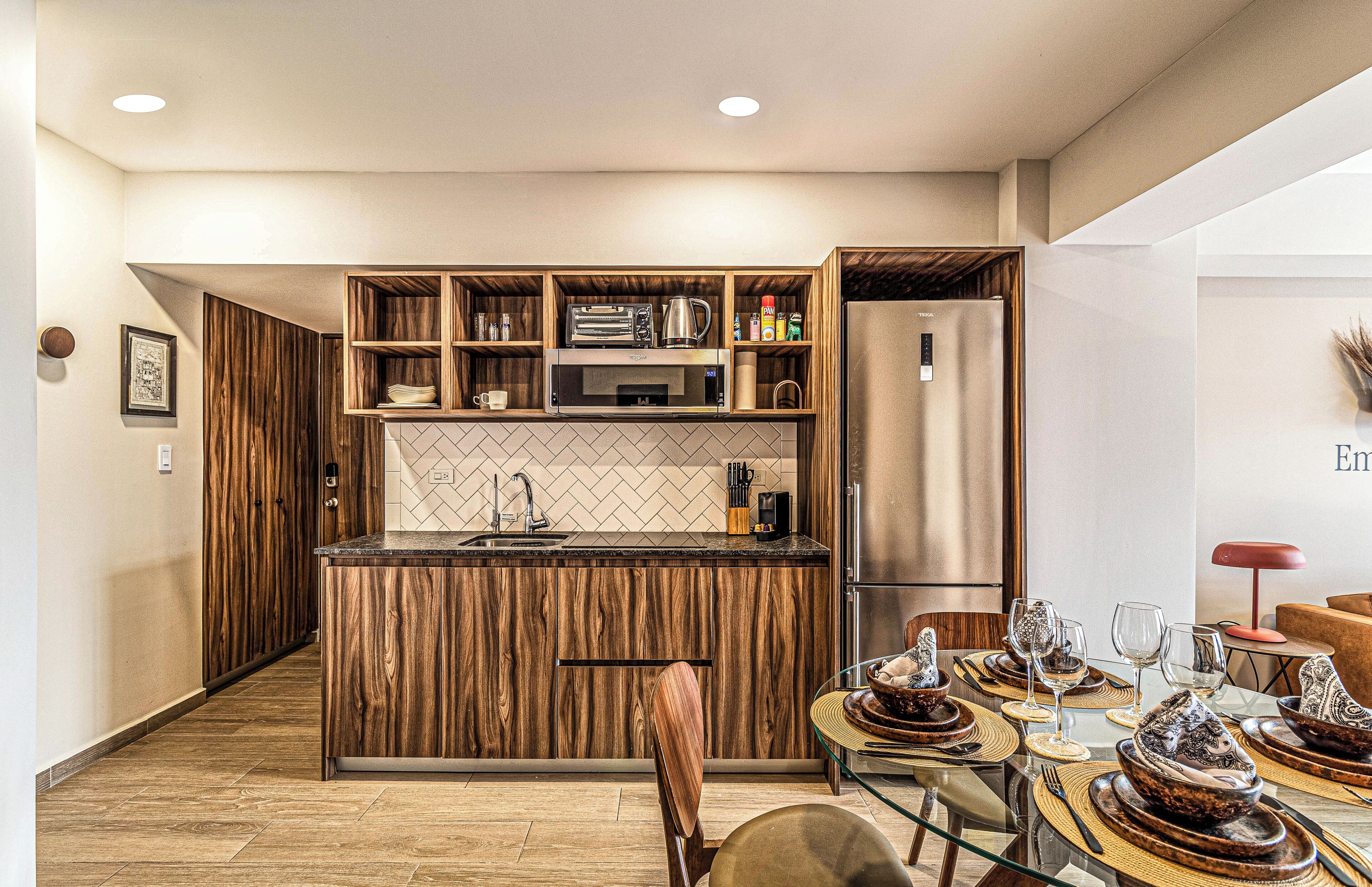 Departamento familiar | Cocina privada | Refrigerador con congelador, microondas y parrilla de estufa 