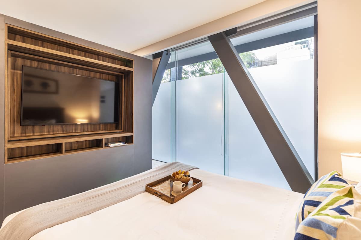 Deluxe one bedroom apartment- Ground Floor | 1 bedroom, Egyptian cotton sheets, premium bedding, in-room safe