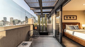 One bedroom penthouse with balcony and city view | Balcony