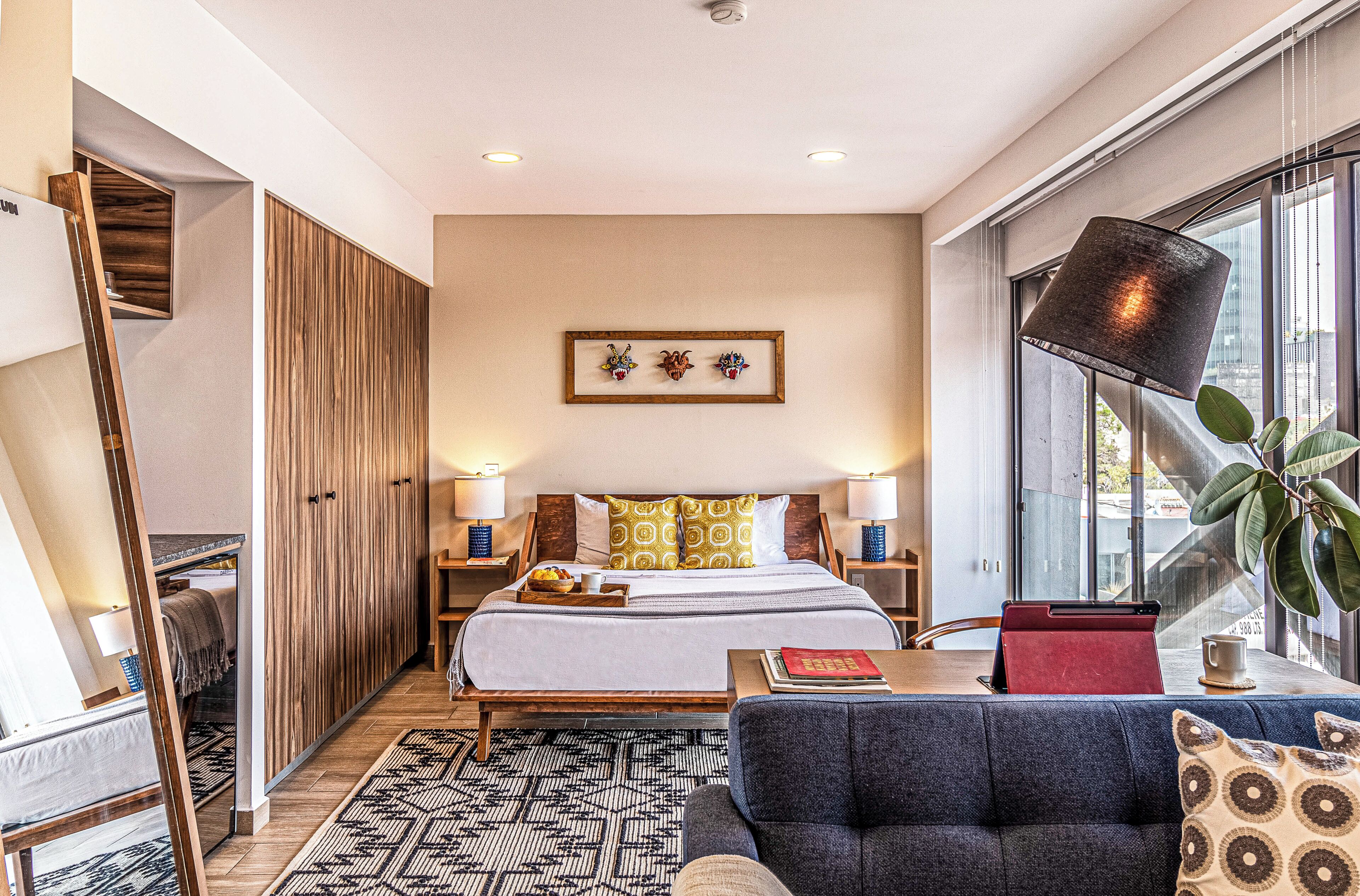 Signature loft | Luxe beddengoed, een kluis op de kamer, individueel gedecoreerd