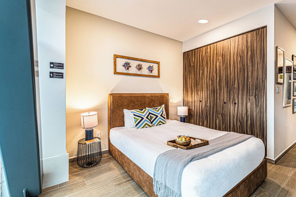 Apartemen Superior | Seprai premium, brankas, meja kerja, dan ruang kerja ramah laptop