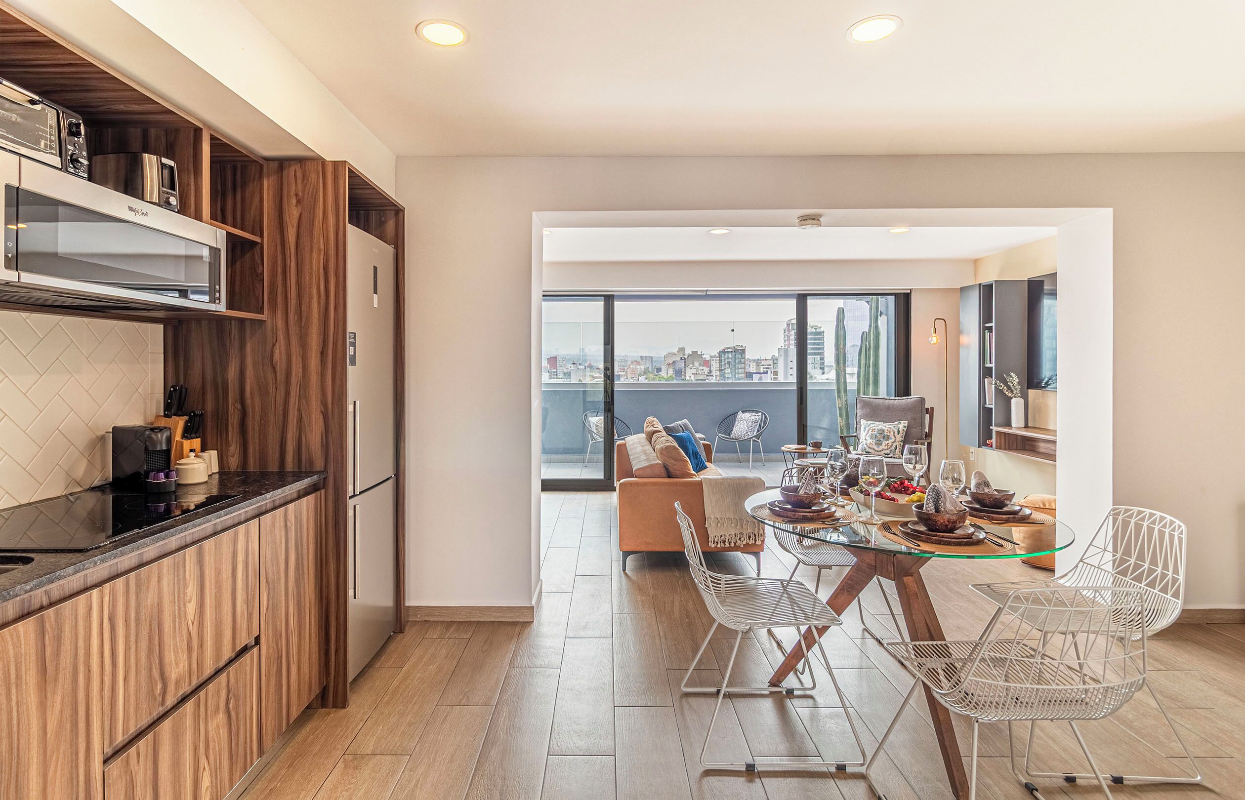 Penthouse panorámico | Cocina privada | Cafetera y tetera, refrigerador con congelador y microondas 