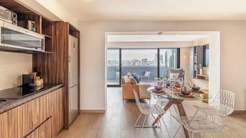 Penthouse panorámico | Cocina privada | Cafetera y tetera, refrigerador con congelador y microondas