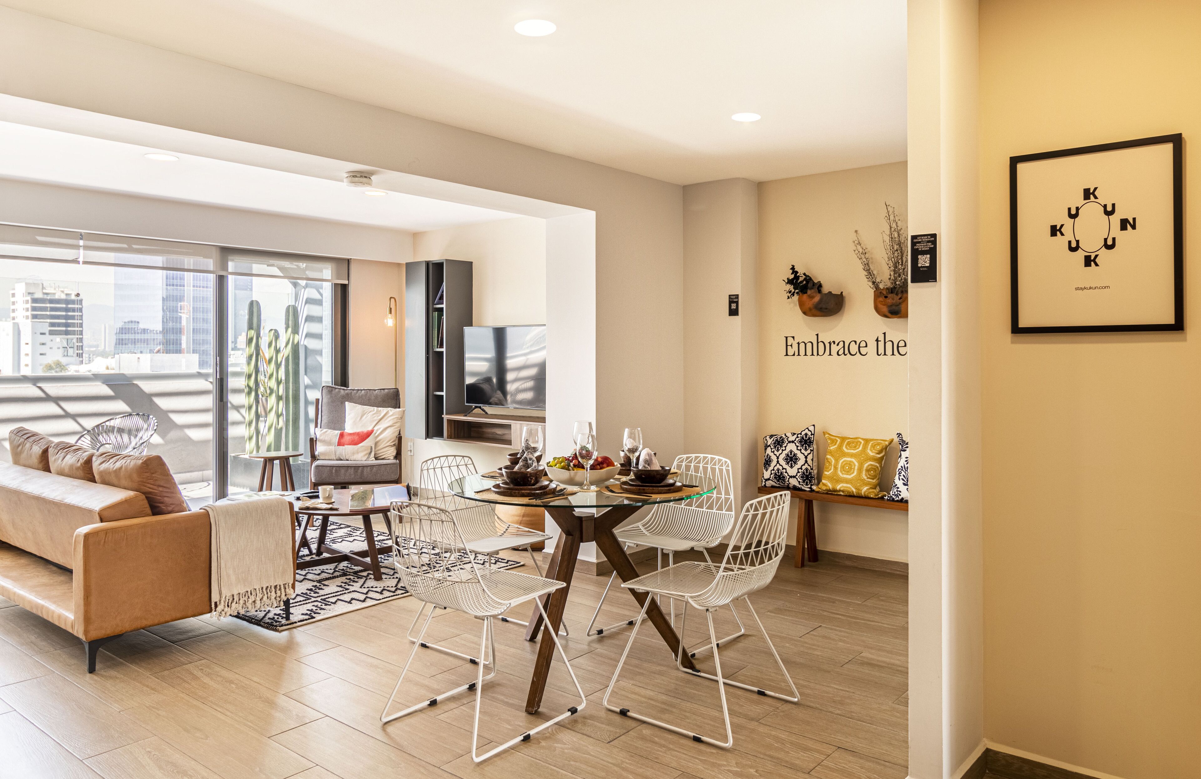 Penthouse panorámico | Área de sala de estar | Smart TV de 50 cm con canales digitales y Netflix 