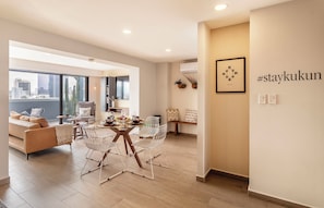 Penthouse panorámico | Área de sala de estar | Smart TV de 50 cm con canales digitales y Netflix