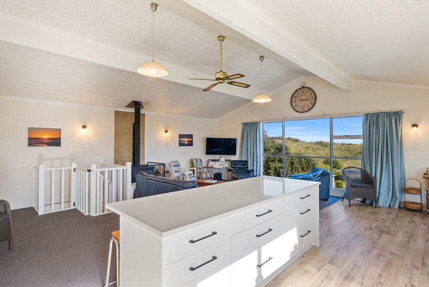Beachfront Favourite - Foxton Beach Holiday Home - Foxton