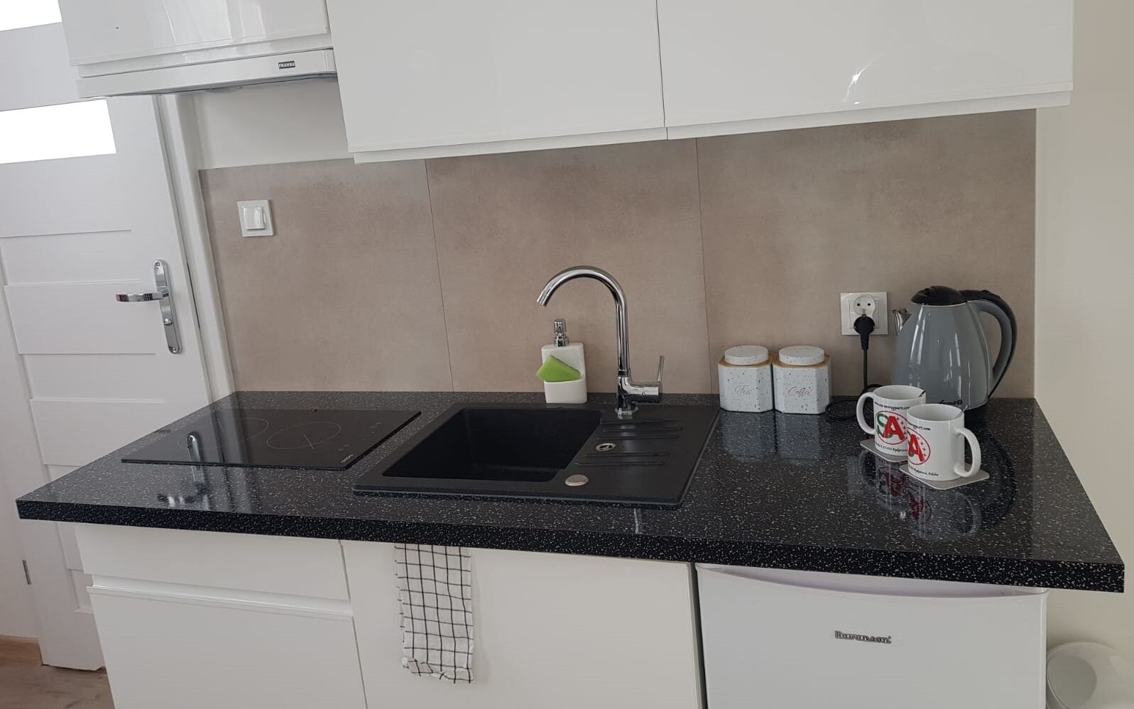 Fridge, oven, cookware/dishes/utensils