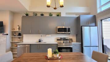 Geladeira, micro-ondas, fogão, cooktop