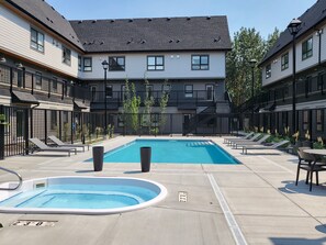 حمّام سباحة خارجي، حمّام سباحة مُدفَّأ