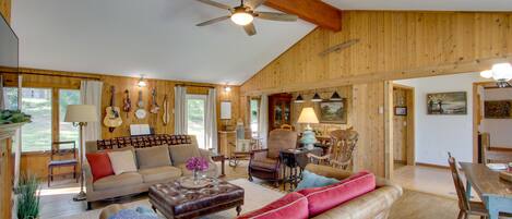 TV, fireplace