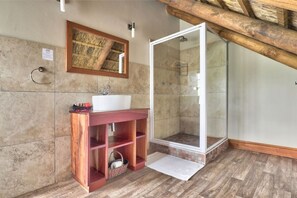 Bathroom - Luxury Cottage, 2 Bedrooms, Mountain View, Poolside
 (Robertson)
