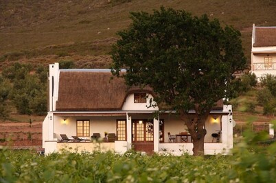 Luxury Cottage, 2 Bedrooms, Mountain View, Poolside
