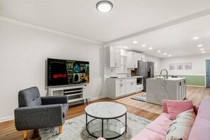 Smart TV, video games, books - Serene Home in Central Atlanta; Pets allowed
 (Atlanta)