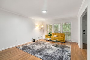 Smart TV, video games, books - Serene Home in Central Atlanta; Pets allowed
 (Atlanta)