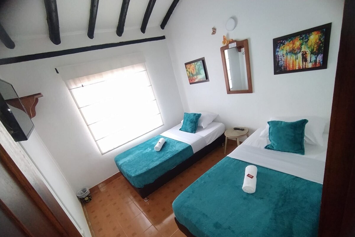 TWIN WITH SHARED BATHROOM