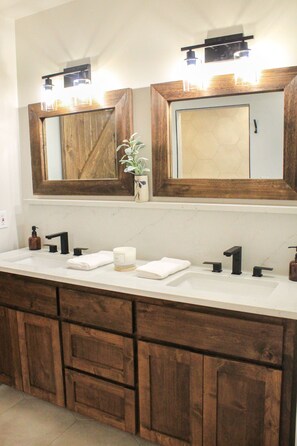 Douche, séchoir à cheveux, serviettes fournies, papier de toilette