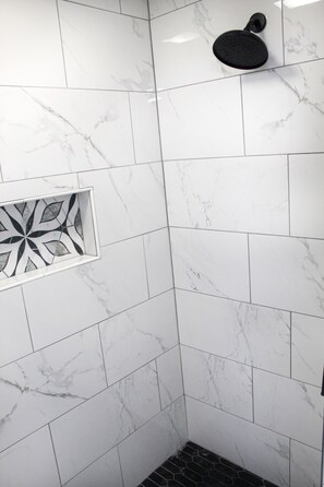 Regadera, secadora de cabello, toallas, papel de baño 