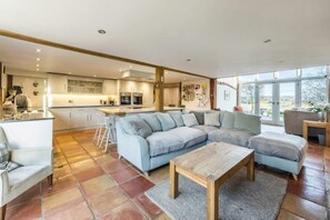 Una Smart TV, una chimenea, videojuegos, una mesa de tenis de mesa