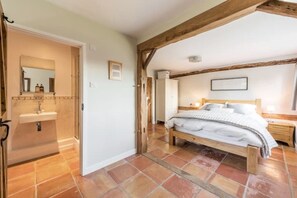 5 chambres, bureau, fer et planche à repasser, lit de bébé portatif