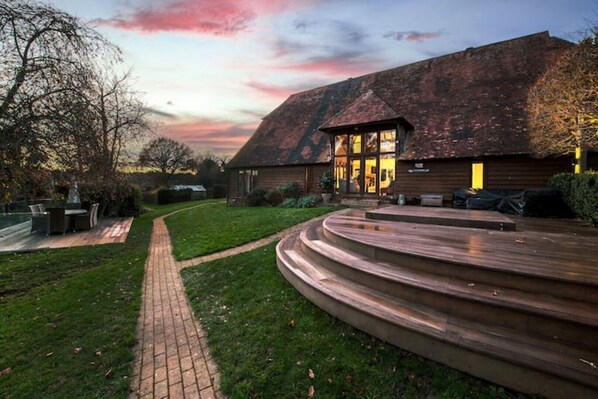 Exterior - Barn with Hot Tub & Grounds - NEW half term dates (Penshurst)