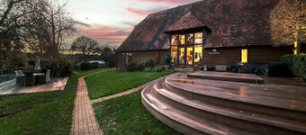 Barn with Hot Tub & Grounds - NEW half term dates