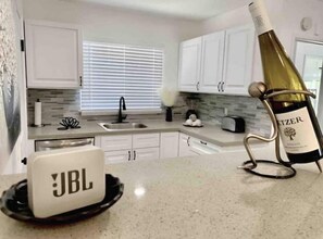 Private kitchen - 10min WALK to Sofi, The Forum and Intuit Dome! 10min Drive from LAX (Los Angeles)