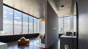 Un interior moderno con un gran ventanal, un sofá, una mesa de centro y un diseño minimalista.