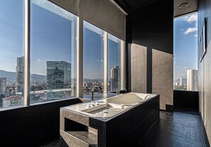 皇家套房 | 浴室 | 吹風機、毛巾