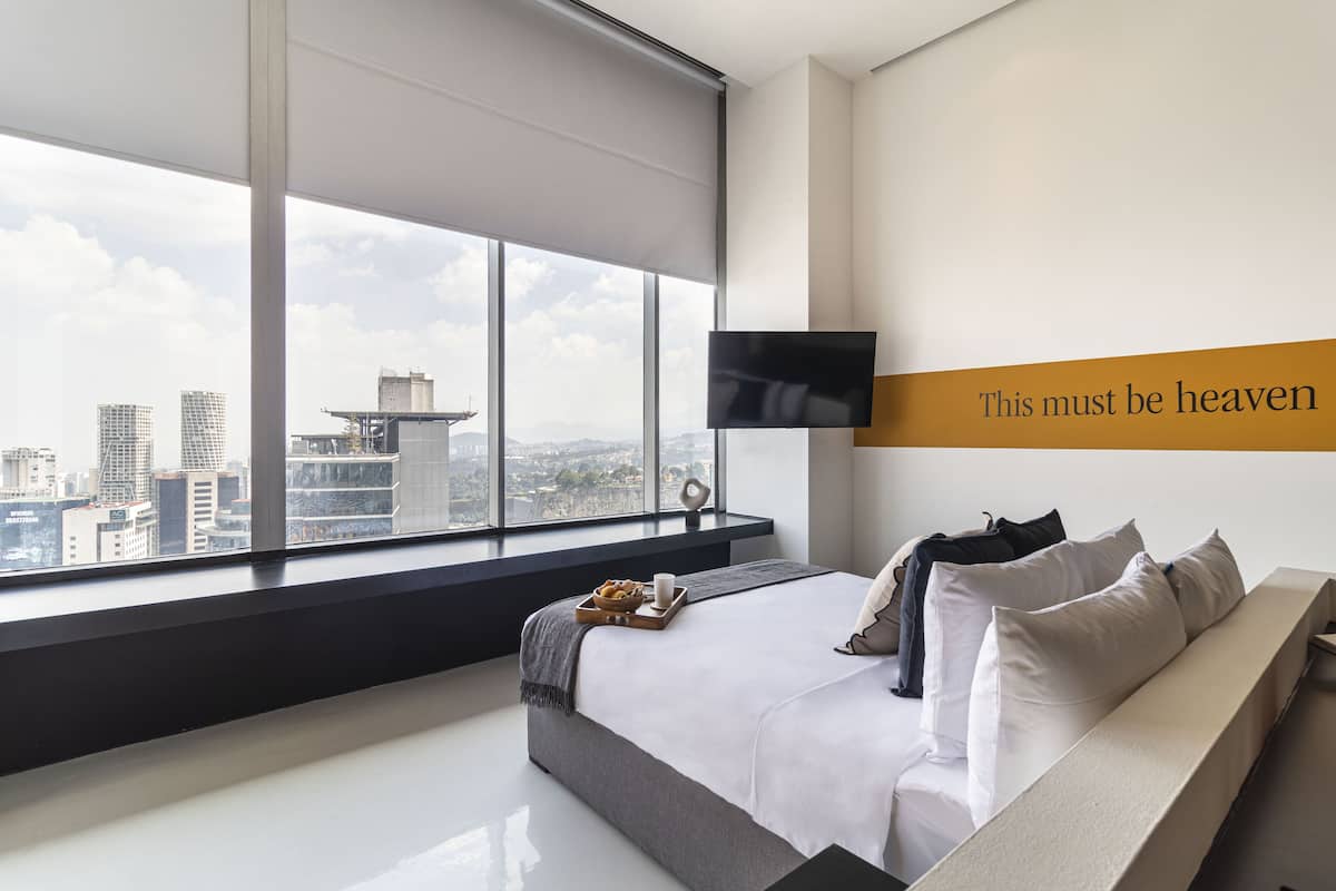 ห้องดีไซน์สวีท | 1 ห้องนอน, เครื่องนอนระดับพรีเมียม, เตียงเมมโมรีโฟม, ตู้นิรภัยในห้องพัก