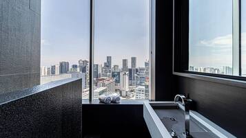 Junior suite | Badkamer | Een haardroger, handdoeken