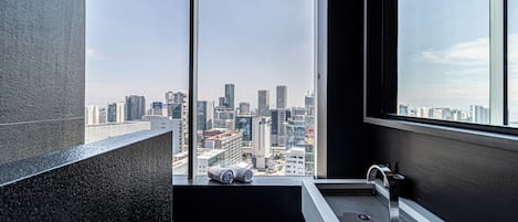 Phòng Suite Junior | Phòng tắm | Máy sấy tóc, khăn tắm