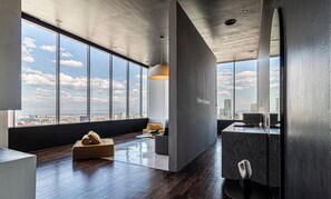 皇家套房 | 1 間臥室、高級寢具、記憶床墊、客房內保險箱