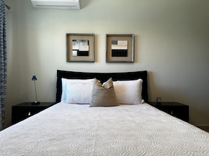 1 habitación y tabla de planchar con plancha 