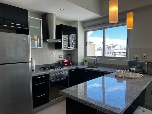 Refrigerador, microondas, horno y cafetera y tetera 