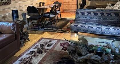 Bear Lodge-Cozy Cabin on 30 acres within minutes of Notre Dame !