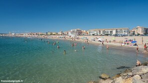 Beach nearby, sun loungers - La Joliette, Maison Mitoyenne à 100 m de la Plage (Sérignan)