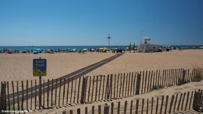 Beach nearby, sun loungers - La Joliette, Maison Mitoyenne à 100 m de la Plage (Sérignan)