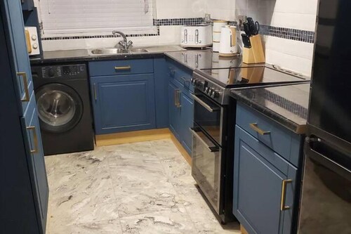 House - Sleeps 5 - Garden - Parking